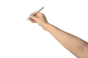 mujer asiática dama hermosa mano sosteniendo un bolígrafo de color plateado aislado sobre fondo blanco con trazado de recorte. foto
