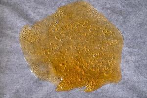 cera de cannabis ámbar con alto contenido de thc, concentrado de dab de marihuana foto