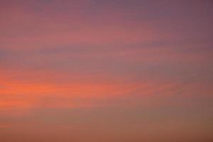 el cielo en colores cálidos y suaves, amanecer, fondo del cielo foto