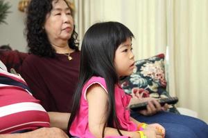 familia en la sala de estar foto