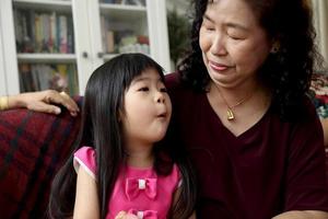 familia en la sala foto