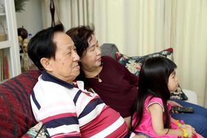 familia en la sala foto