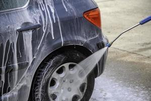 lavado de coche con manguera foto