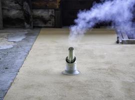 salida de humos de chimenea industrial foto