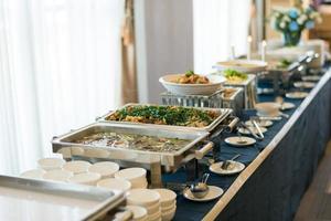 comida buffet, fiesta de comida de catering en un restaurante, mini canapés, bocadillos y aperitivos foto