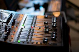 prueba de sonido para concierto, control de mezclador, ingeniero musical, backstage foto