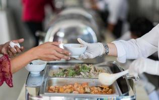 recoger la comida, el catering, la hora de la cena foto