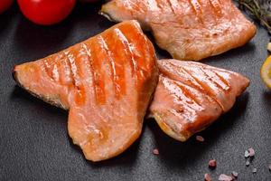 Sabroso pescado rojo fresco al horno a la parrilla ártica foto