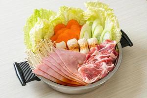 Sukiyaki o shabu sopa negra de olla caliente con carne cruda y vegetales - estilo de comida japonesa foto