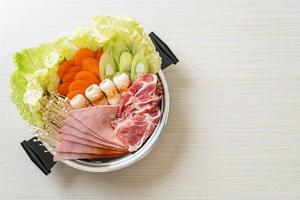 Sukiyaki o shabu sopa negra de olla caliente con carne cruda y vegetales - estilo de comida japonesa foto