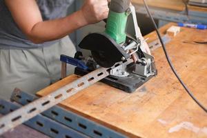 los artesanos usan cortadores de hierro para armar proyectos de bricolaje durante las vacaciones
