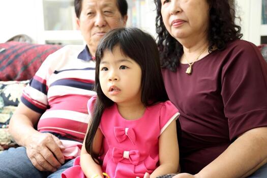 familia en la sala foto
