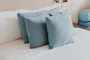 Hermosa y cómoda decoración de almohadas en el interior del dormitorio. foto