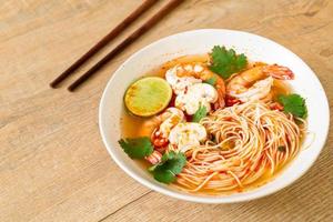fideos con sopa picante y camarones o tom yum kung - estilo de comida asiática foto