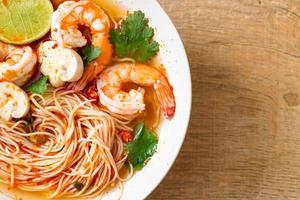 fideos con sopa picante y camarones o tom yum kung - estilo de comida asiática foto