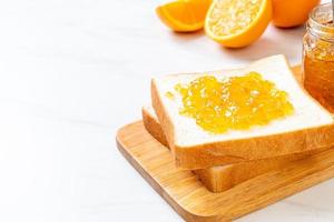 rebanadas de pan con mermelada de naranja foto