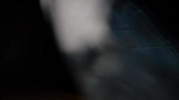 silbernes und blaues Lichtleck in einem dunklen Hintergrund video