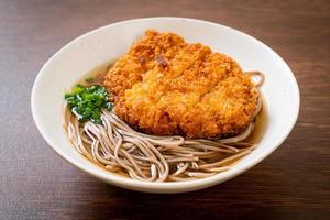 fideos soba ramen con chuleta de cerdo frita japonesa foto