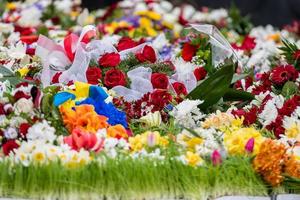ramo de flores con cinta de bandera ucraniana. día de la dependencia de ucrania - imagen foto