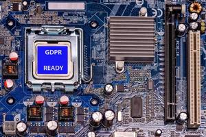 CPU de primer plano con etiqueta gdpr listo en la placa base del ordenador foto