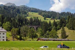 un pintoresco paisaje alpino con un antiguo puente ferroviario. Austria. foto