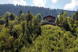 casa en los alpes en austria, viviendo en las montañas. foto