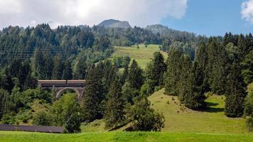 un pintoresco paisaje alpino con un antiguo puente ferroviario. Austria. foto