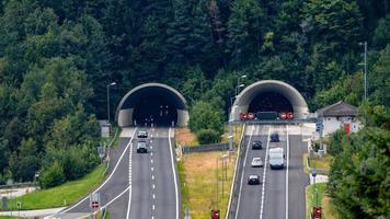 Hermosa vista de las montañas y la entrada al túnel de la autopista, cerca de la aldea de Werfen, Austria foto