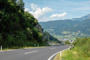 un pintoresco camino asfaltado de montaña a través de los Alpes. Austria. foto