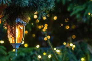 cerca de la foto. adornos navideños, linternas y luces. foto