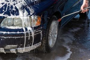 Autoservicio de lavado de autos sin toque. lavar con agua y espuma. foto