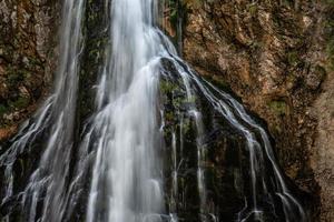 Hermosa vista del famoso gollinger wasserfall en golling, salzburger land, austria foto