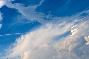 nubes sobre el cielo azul foto