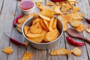 papas fritas caseras con pimentón y salsa de chile foto