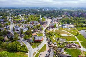 Dobele City, edificios industriales y residenciales, Letonia foto
