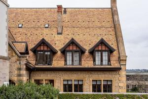 Casa tradicional con techo de tejas en el casco antiguo de Ginebra, Suiza. foto