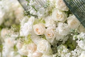 Flor de rosas blancas de boda mixta, fondo floral foto