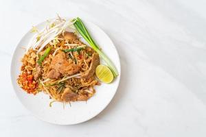 Fideos de arroz salteados con cerdo al estilo asiático