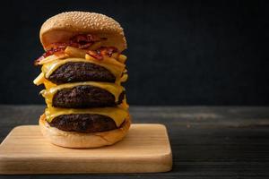 hamburguesas de hamburguesa o de ternera con queso, tocino y papas fritas: estilo de comida poco saludable foto