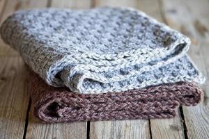bufandas de lana de punto gris y marrón