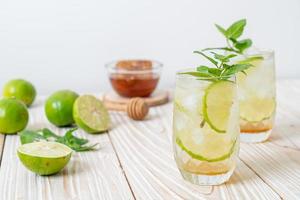 Miel helada y refresco de lima con menta - bebida refrescante foto