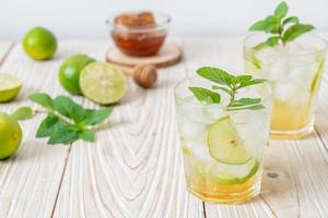 Miel helada y refresco de lima con menta - bebida refrescante foto