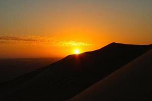 Puesta de sol panorámica sobre la duna 7 en el desierto de Namib, Namibia, cerca de la ciudad de Walvis Bay