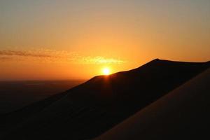 Puesta de sol panorámica sobre la duna 7 en el desierto de Namib, Namibia, cerca de la ciudad de Walvis Bay foto