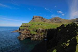 Mulafossur en la isla de Vagar, Islas Feroe en un hermoso día con cielo despejado en verano foto