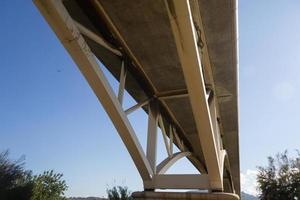 puente moderno, una obra de ingeniería foto