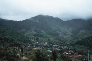 pueblo en las montañas en la selva tropical foto