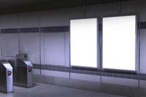 maqueta de cartelera en blanco en el metro foto