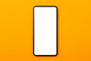 Pantalla en blanco del teléfono inteligente aislada sobre fondo naranja