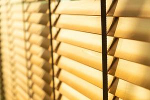 Persiana de bambú de cerca, cortina de bambú, pollito, persiana veneciana o persiana solar: punto de enfoque suave foto